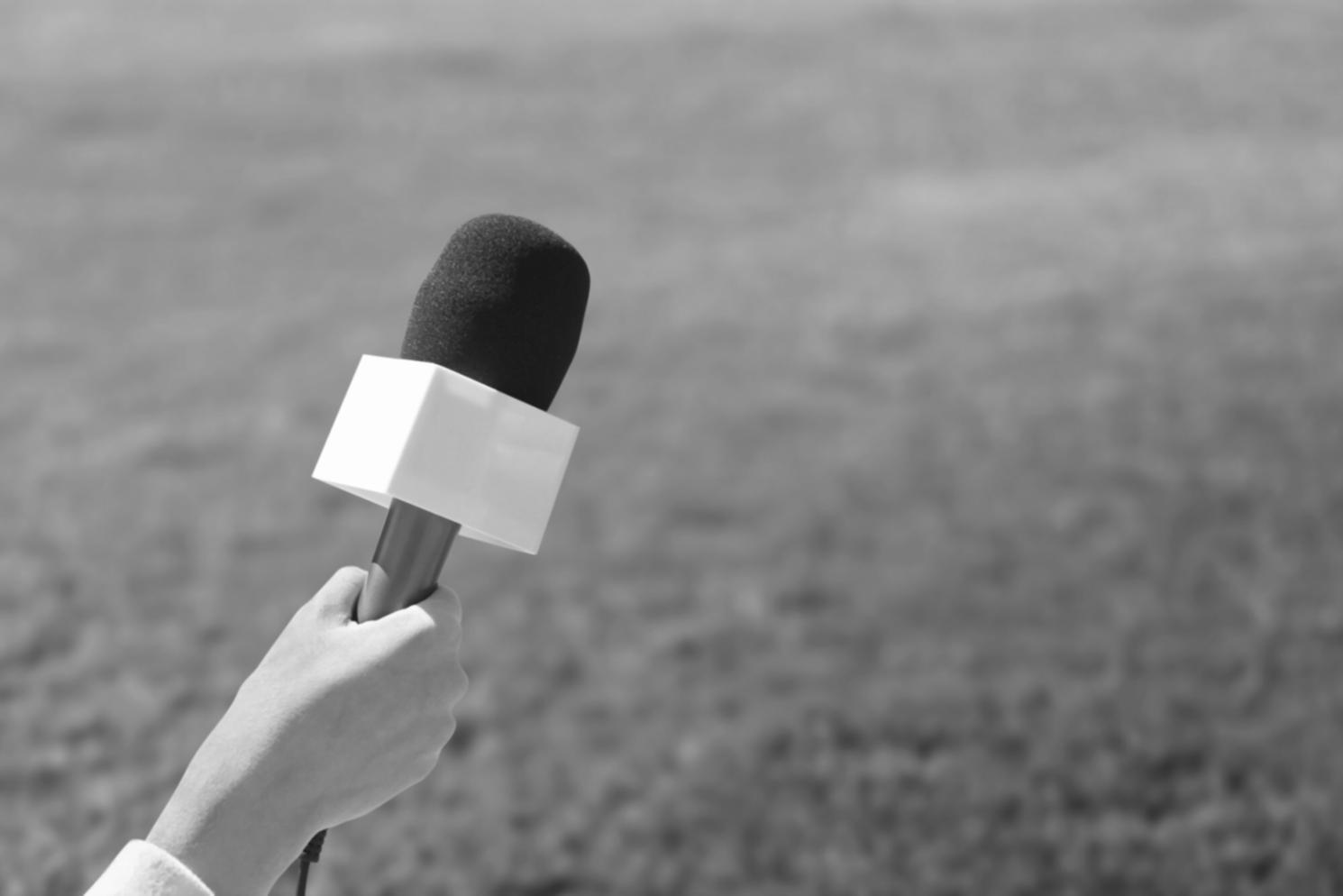 Students analyzing journalistic text structure during practical workshop session